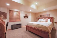 Beautiful original log cabin, minutes from Garden City and Bear Lake beaches.