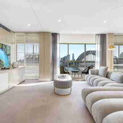 Sydney's Landmark Views from Luxury 2Bd Apt Rooms