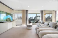 Sydney's Landmark Views from Luxury 2Bd Apt