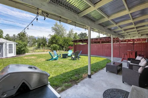 Perfect Central Location w/Mtn Views, Huge Fenced Yard, King Beds, BBQ, & Games!
