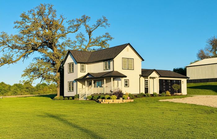 Remodeled 3-bed-3-bath Farmhouse near the John Deere Classic in the Quad Cities!