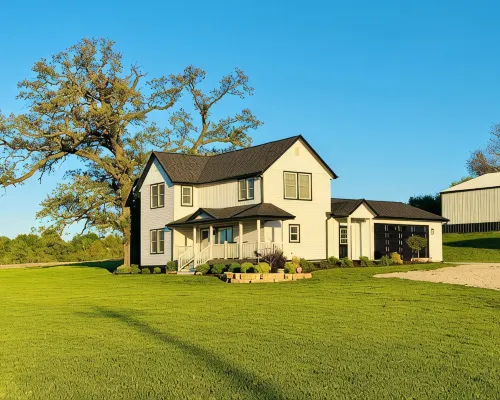 Remodeled 3-bed-3-bath Farmhouse near the John Deere Classic in the Quad Cities! Hotels in Henry County