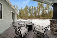 Custom home, 1.17 acres, 5 beds, 5 bath, sleeps 12+, Hot Tub, 80" TV, Pool Table