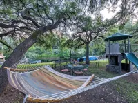 Red Bird Cabin Studio Retreat Hotels in Llano County