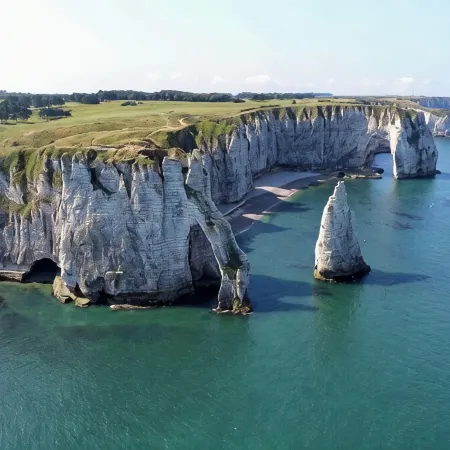 Residential flat in a former Etretat villa, in a big garden with free parking.