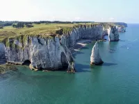 Residential flat in a former Etretat villa, in a big garden with free parking.