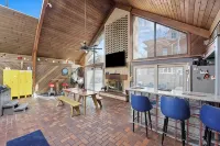 Downtown Ottawa Retreat: Sleeps 15, Heated Indoor Pool, Hot Tub, Sauna, 5BR/4BA - WiFi