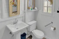 Historic Beach Cottage Steps from Beach. Pet Friendly! Sleeps 5