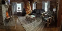 3-bedroom cabin in country setting with AC, WiFi, 15-20 min. to local wineries.