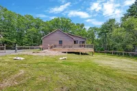 NEW 4-bedroom home, private, hot tub, fenced yard, pet friendly - 부티크