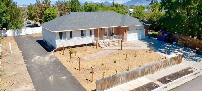 3-bed/2 bath basement apt. in charming Midvale with AC, wifi, laundry & hot tub. Hotels in Midvale