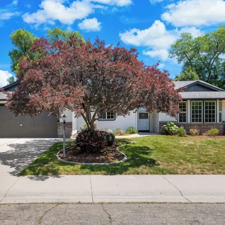 Perfect for Families & Pets, Garage Parking, Stylish Renovation, Sleeps 10