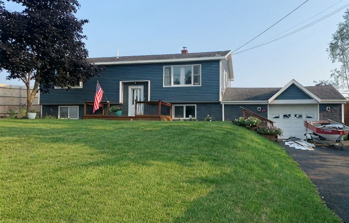 Veteran Owned, charming 4-bedroom house with WiFi, AC in lovely Presque Isle