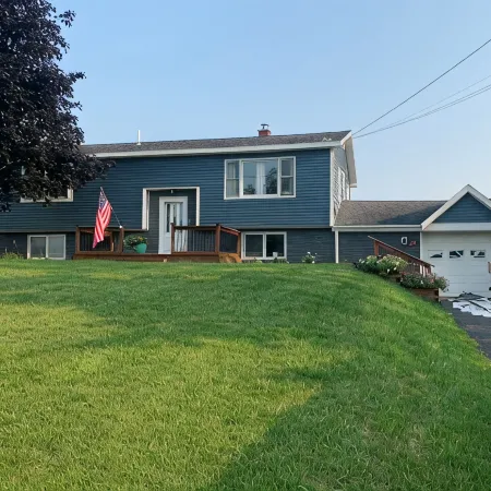 Veteran Owned, charming 4-bedroom house with WiFi, AC in lovely Presque Isle