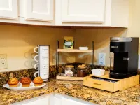 10 Min to Beach, Peloton, Game Room, King Bed Hotels in West Bradenton