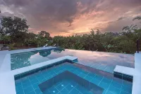 Grand Cypress Luxury Home Amazing location/ outdoor Pool, free Wifi ,Terraza - Villas