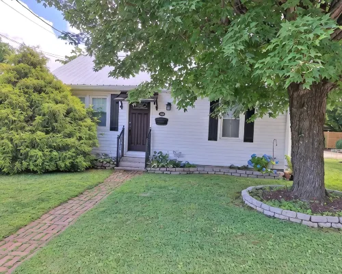 Charming 2-bedroom cottage in serene Erwin with AC, WiFi Hotels in Erwin