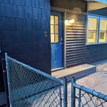 MANHATTAN MODERN: Large 3 bed, Fenced yard-Parking
