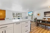 The Benson - Cozy Modern 4bd by Airport & DT - 4-Star