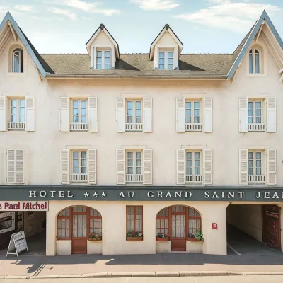 Au Petit Saint Jean Hotels near Beaune Train Station