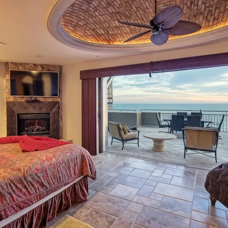 Luxury 4Bd Penthouse, Ocean VIEWS, 2 king suites, pvt jacuzzi, beachfront resort