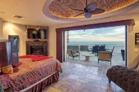 Luxury 4Bd Penthouse, Ocean VIEWS, 2 king suites, pvt jacuzzi, beachfront resort