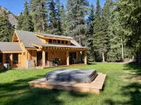 MTNLUX Guest House_Creekside Sauna and Hot tub - 5-Star