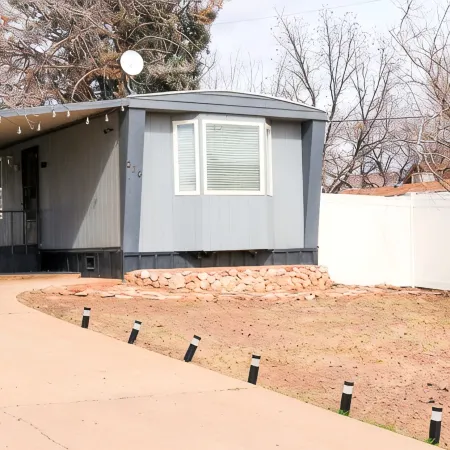 Entire Home- 2 King Beds, Close to Zion,