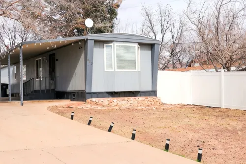 Entire Home- 2 King Beds, Close to Zion, - 3-Star