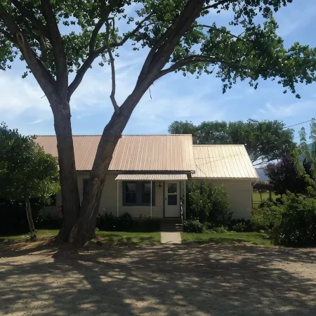Beautiful Farmhouse- Sleeps up to 7.