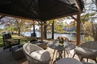Waterfront Holiday Vacation Villa New England - 2 min from Ocean W/ fireplace - Homestays