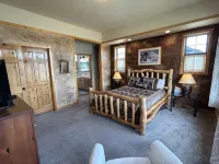 Your home away from home with private hot tub, game room, and majestic views - 3 stjerner
