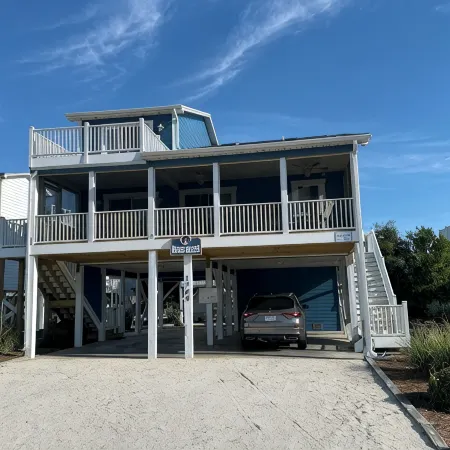 2nd Row House - 2 min walk to beach, oversized screened porch and ready for fun
