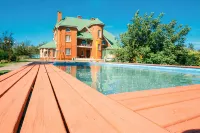 Green Roof Hotel - С бассейном