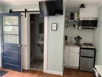 Private Tiny Guest House Near Downtown