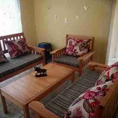 5 Minutes into the City. Family Sized Unit with Newly Fitted Kitchen. No Wifi Others