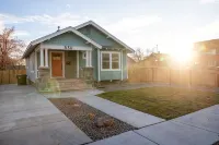 The Biggest Little House in Reno Midtown! Cozy Home Theatre  & Backyard BBQ - Bungalows
