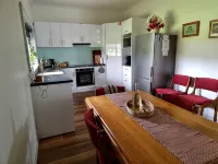 Heritage Timber Cottage - close to shops & amenities