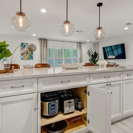 POOL HOUSE, CLOSE TO THE BEACH & DOWN TOWN NAPLES! WITH GAME ROOM