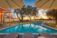 Modern Oasis! Pool, Mini-Golf, Game Room, Theatre! - مسبح خاص