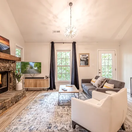 Renovated Cozy Cottage in Bryson City! Experience the Cool Smokies!