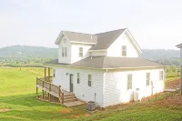 Mountain Views & Tranquil Surroundings.  Hot Tub! - Mountain view