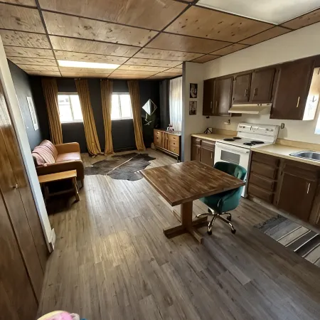Cozy/private 1 bedroom upstairs apartment downtown Winifred MT!