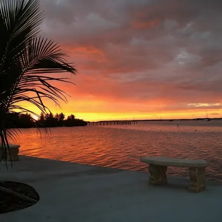 Keys Kottage: Bayside Villa W/ Free Onsite Boat Ramp Marina & Trailer Parking.