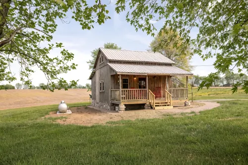 Cozy Cabin Near Nashville, TN ~ Surrounded By Beautiful Farmland