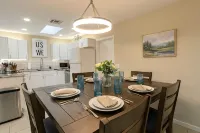 Roadrunner Retreat — Romantic Desert Villa · Private Hot Tub Lounge - Villas
