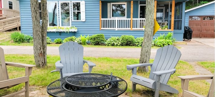 NEW! Renovated Bungalow steps from Lake Tomahawk - King Bed, Dock Space, Firepit Ξενοδοχεία στην πόλη Oneida County