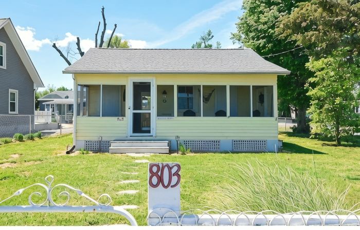 Sunnyside Up - Small Dog Friendly Waterfront Cottage