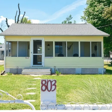 Sunnyside Up - Small Dog Friendly Waterfront Cottage