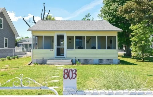 Sunnyside Up - Small Dog Friendly Waterfront Cottage
